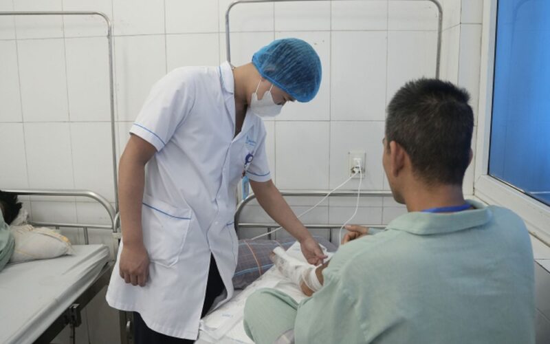 Người đàn ông mất nửa bàn chân do cưa bình khí bất ngờ phát nổ