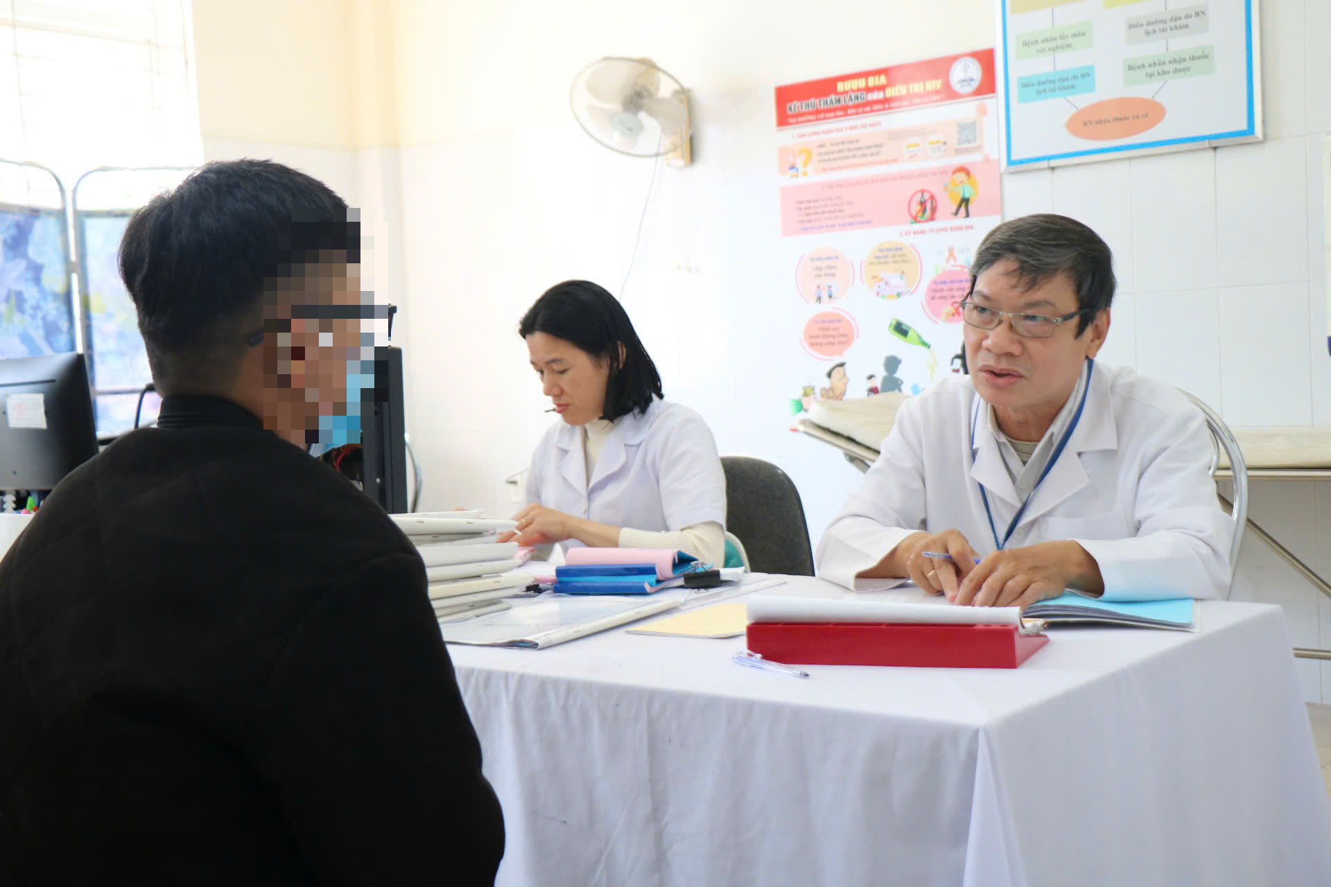 edit-bac-si-17-nam-gieo-hi-vong-cho-nguoi-nhiem-hiv-benh-nhan-khoe-manh-la-niem-vui-cua-thay-thuoc-4-17629361180941756002342 Huế mở rộng xét nghiệm HIV, hướng tới chấm dứt dịch bệnh AIDS vào năm 2030- Ảnh 3.