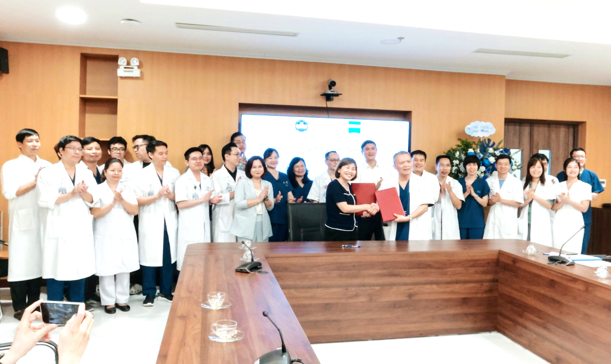 Đẩy mạnh đào tạo vi phẫu chuyên sâu cho bác sĩ trẻ, chuyển giao công nghệ y khoa hiện đại- Ảnh 1.