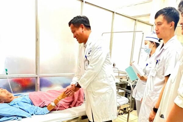 Người đàn ông suýt mất chân vì máy cắt rạ, làm gì để giữ cơ hội phục hồi chi thể?