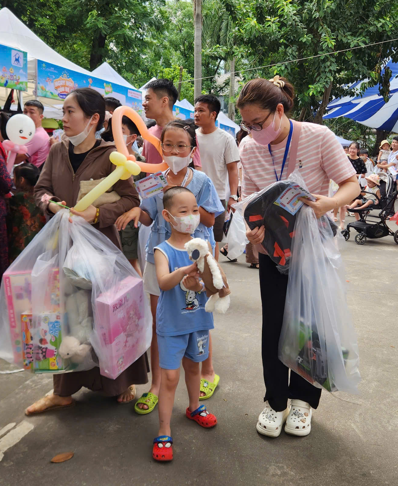 Mang Tết Thiếu nhi đủ đầy đến với những em nhỏ đang điều trị trong bệnh viện- Ảnh 8.