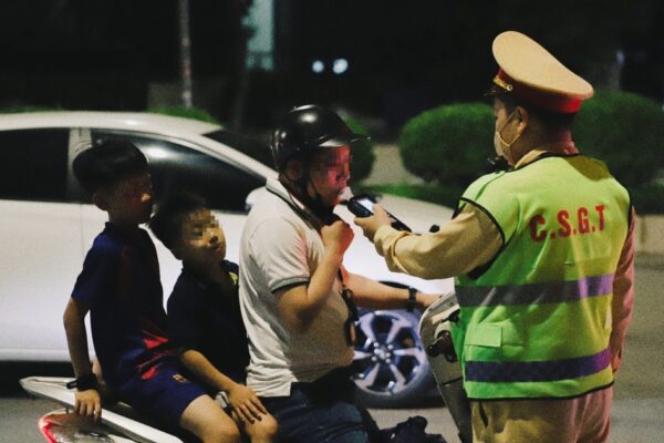 Nhiều tài xế cầm lái sau cuộc nhậu, có người chở 2 con nhỏ vẫn vi phạm