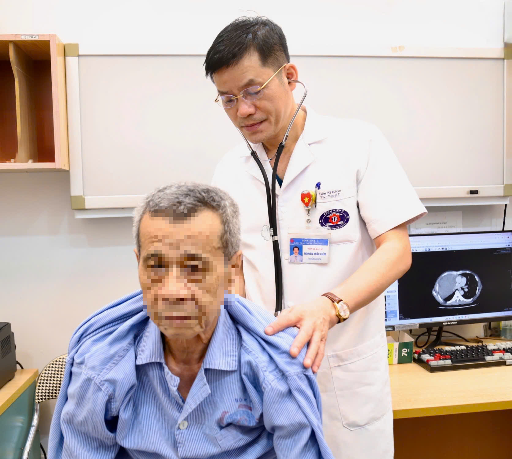 Bỏ lỡ 'thời điểm vàng', bệnh nhân 74 tuổi mang khối u phổi khổng lồ suýt nguy kịch- Ảnh 3.