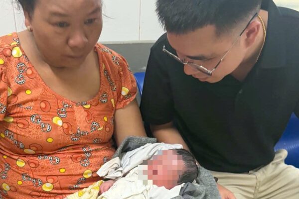 Xót xa bé trai còn nguyên dây rốn bị bỏ rơi trước chùa ở Huế