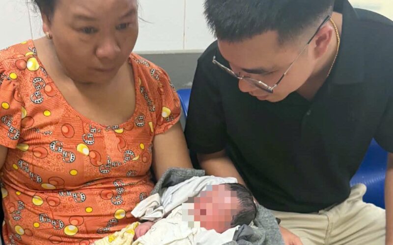 Xót xa bé trai còn nguyên dây rốn bị bỏ rơi trước chùa ở Huế