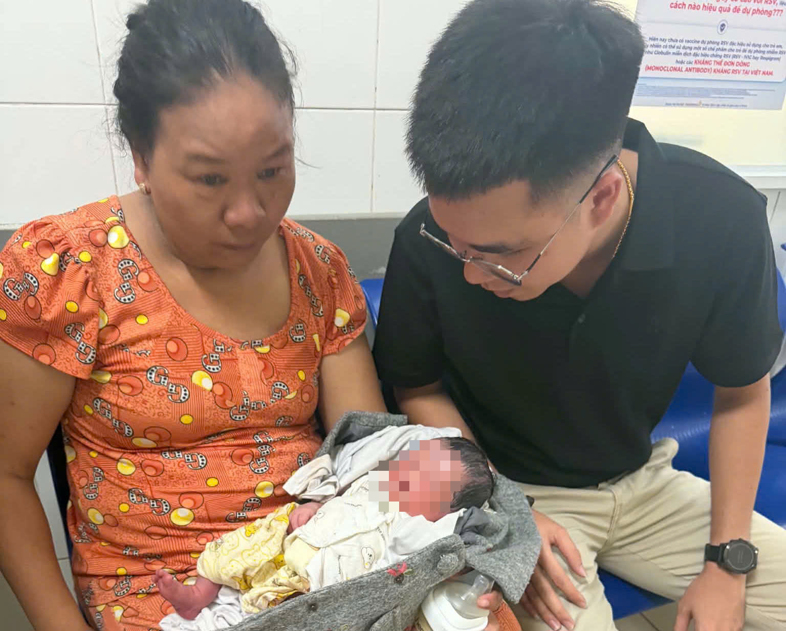 Xót xa bé trai còn nguyên dây rốn bị bỏ rơi trước chùa ở Huế- Ảnh 1.
