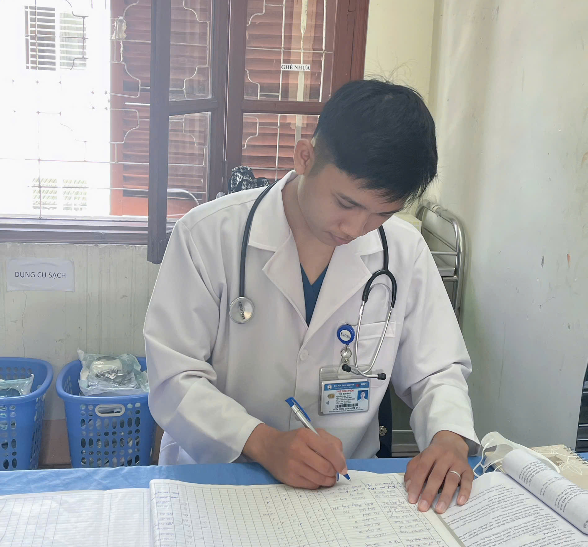 Giữa dòng thác xiết, sinh viên y giành giật sự sống cho 
bé trai đuối nước ngừng tuần hoàn- Ảnh 2.