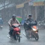 Mưa dông khu vực nội thành Hà Nội giữa cao điểm oi nóng