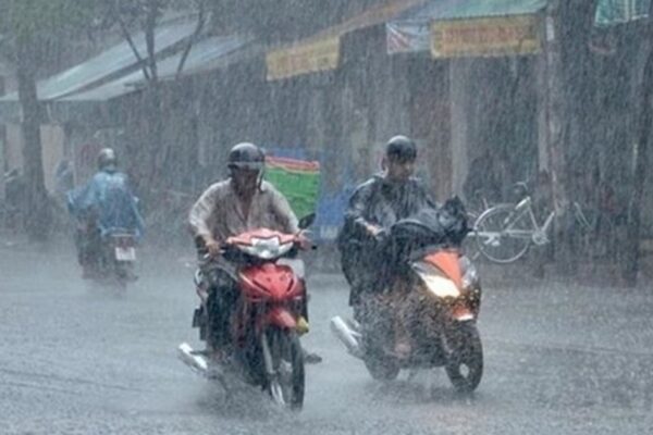Mưa dông khu vực nội thành Hà Nội giữa cao điểm oi nóng