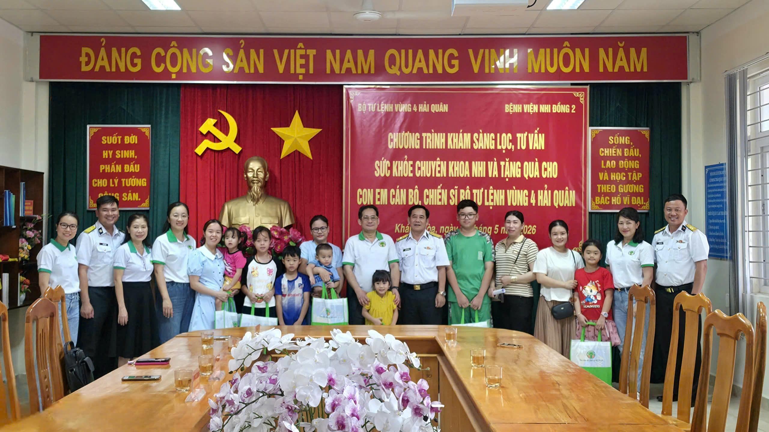 Vùng 4 Hải quân khám bệnh, cấp thuốc và tặng quà cho 800 con em cán bộ, chiến sĩ- Ảnh 2.