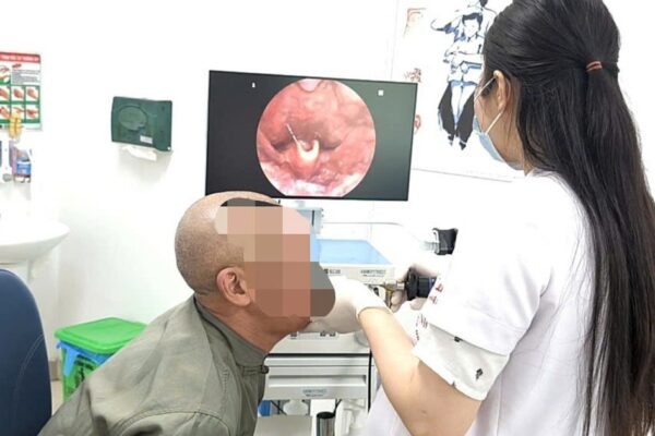Đi nắng về rồi nhai đá lạnh, cụ ông rơi vào nguy kịch