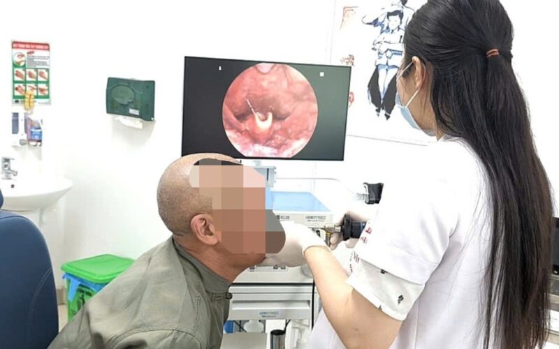 Đi nắng về rồi nhai đá lạnh, cụ ông rơi vào nguy kịch
