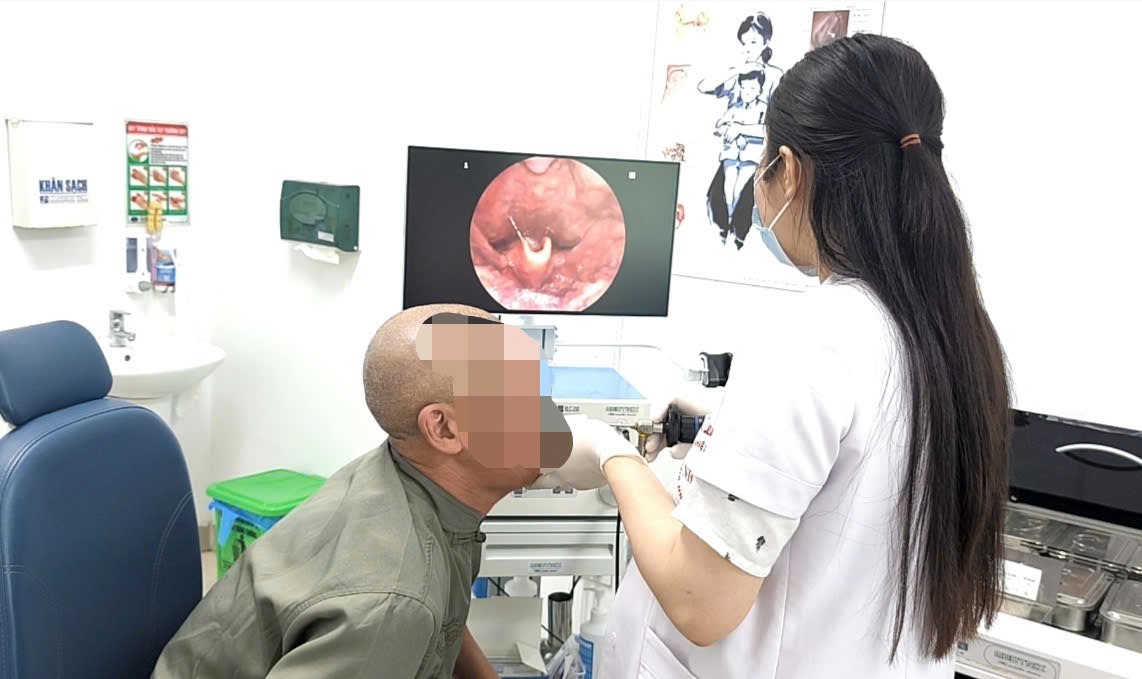 Đi nắng về rồi nhai đá lạnh, cụ ông rơi vào nguy kịch- Ảnh 3.