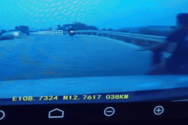 Clip học sinh lớp 9 đánh võng trước đầu ô tô khiến nhiều người thót tim