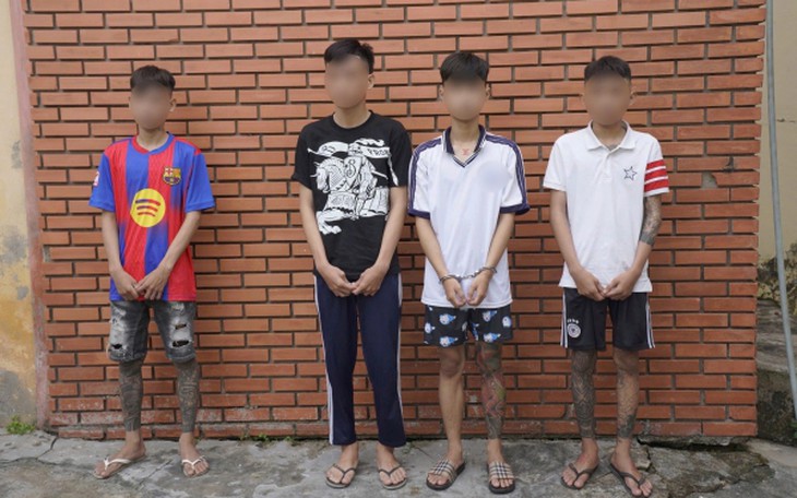 Bắt đối tượng trốn truy nã bằng cách đi bán vé số dạo- Ảnh 2.