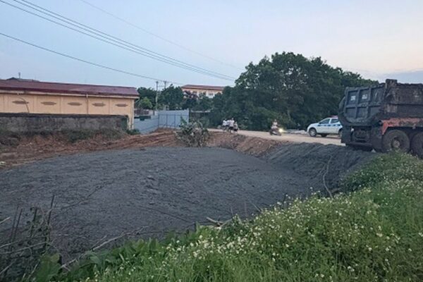 Bắt quả tang xe tải đổ bùn thải trái phép ra khu vực bờ đê