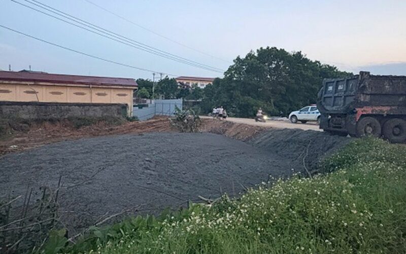 Bắt quả tang xe tải đổ bùn thải trái phép ra khu vực bờ đê