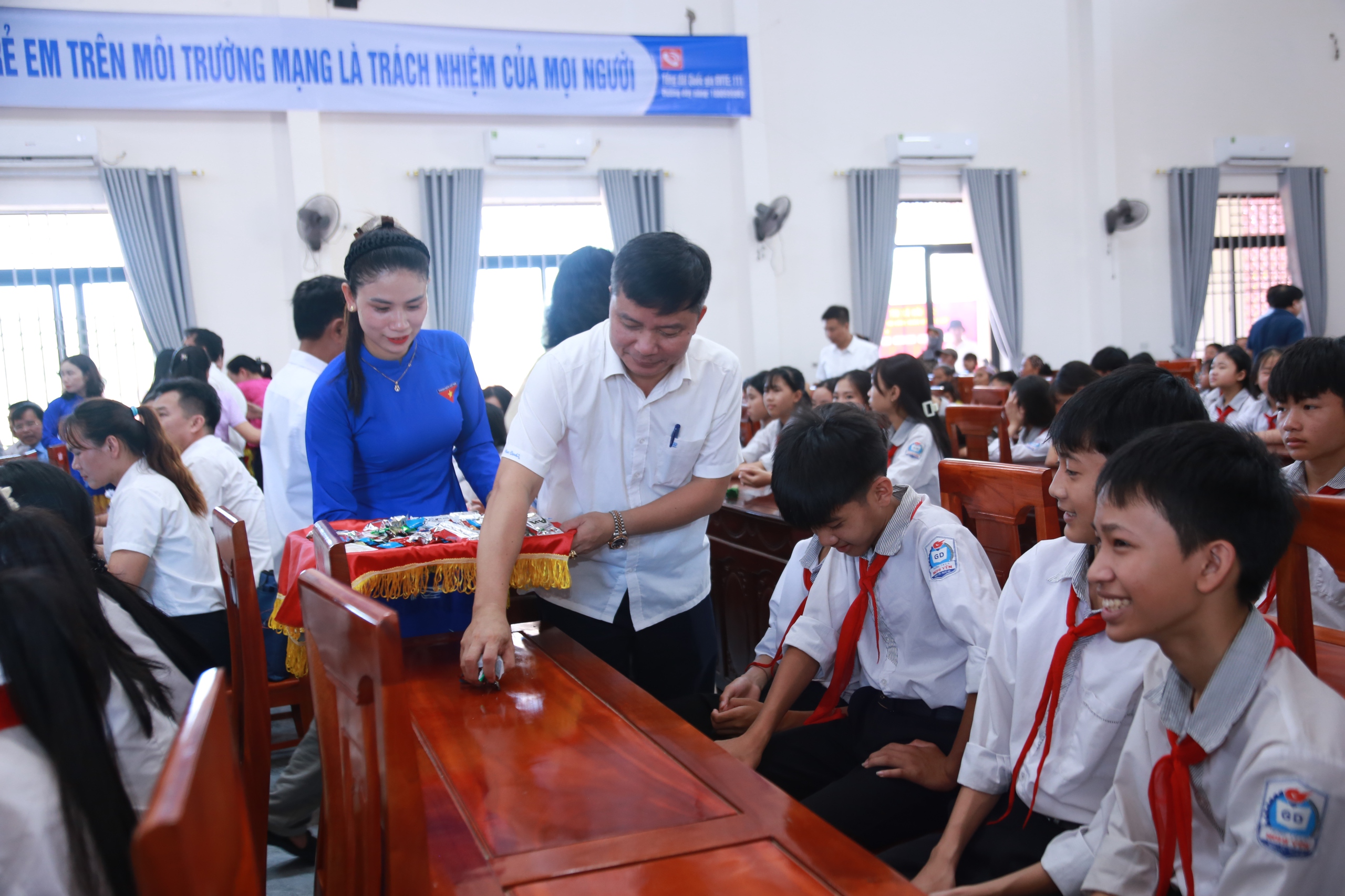 img4128jpg-17797627898291451719028 Trẻ em cần được bảo vệ cả ngoài đời thực lẫn trên không gian mạng- Ảnh 3.