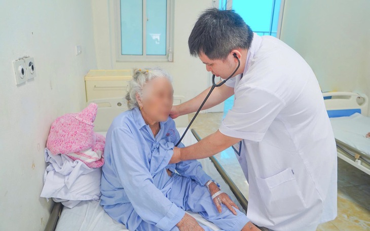 Cụ bà 91 tuổi suy tim nặng được cứu sống ngoạn mục nhờ kỹ thuật thay van động mạch chủ qua da