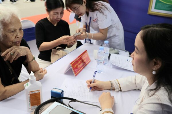 Khám định kỳ miễn phí để phát hiện sớm dấu hiệu bất thường, quản lý sức khỏe liên tục