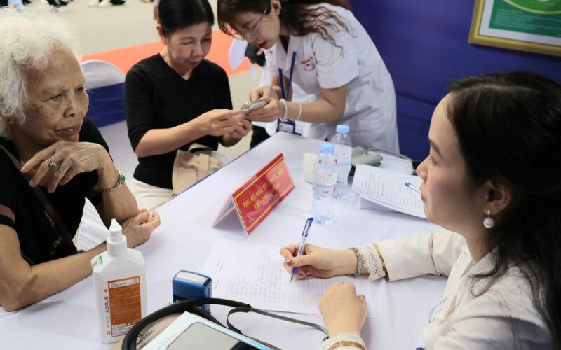 Khám định kỳ miễn phí để phát hiện sớm dấu hiệu bất thường, quản lý sức khỏe liên tục