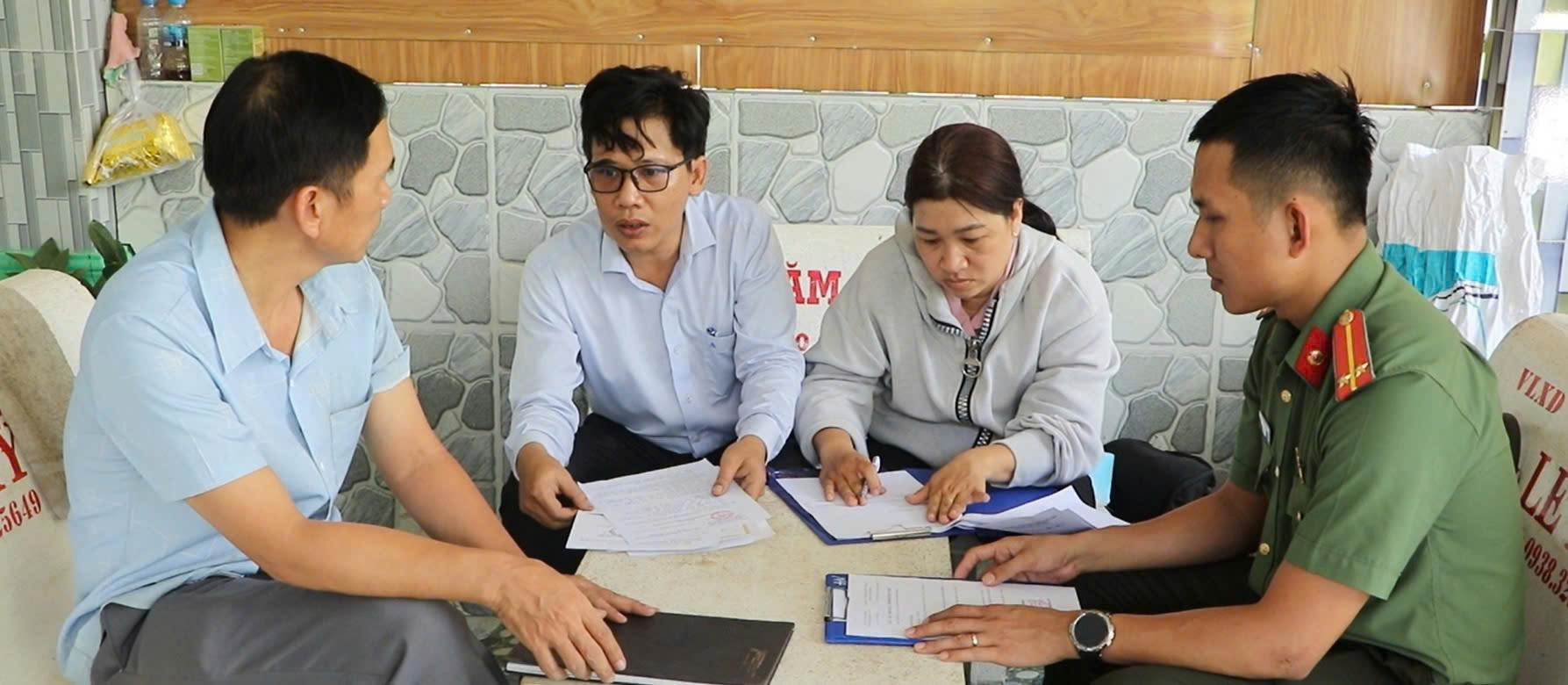 kham-chua-benh-khong-phep-17801344904411885066593 Phát hiện cơ sở khám chữa bệnh, bốc thuốc không phép tại nhà riêng- Ảnh 1.