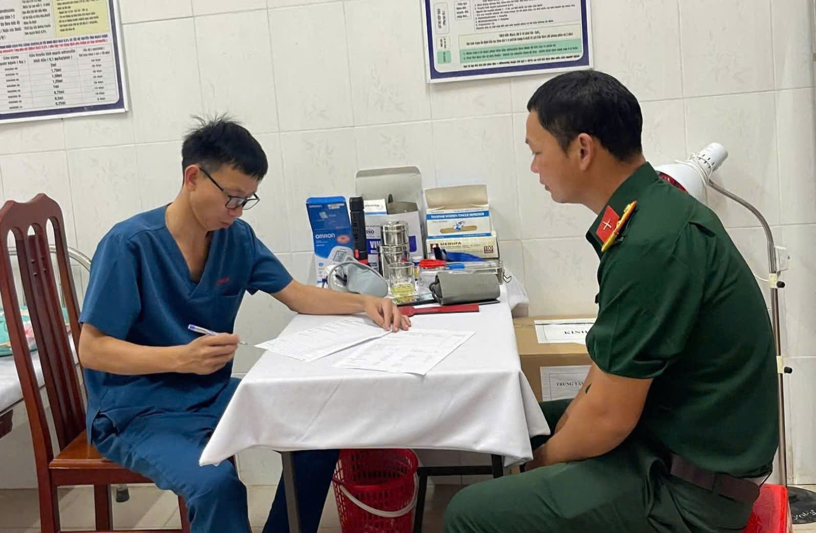 Khám sức khỏe định kỳ cho cán bộ, chiến sĩ tại đặc khu Cồn Cỏ- Ảnh 1.
