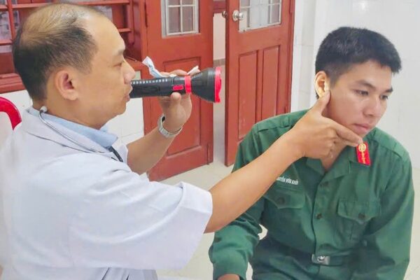 Khám sức khỏe định kỳ cho cán bộ, chiến sĩ tại đặc khu Cồn Cỏ