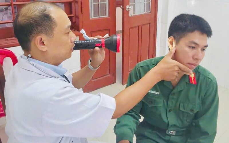 Khám sức khỏe định kỳ cho cán bộ, chiến sĩ tại đặc khu Cồn Cỏ