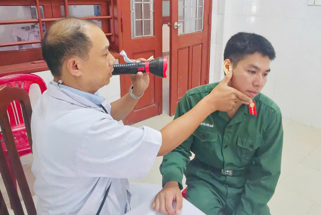 Khám sức khỏe định kỳ cho cán bộ, chiến sĩ tại đặc khu Cồn Cỏ- Ảnh 4.
