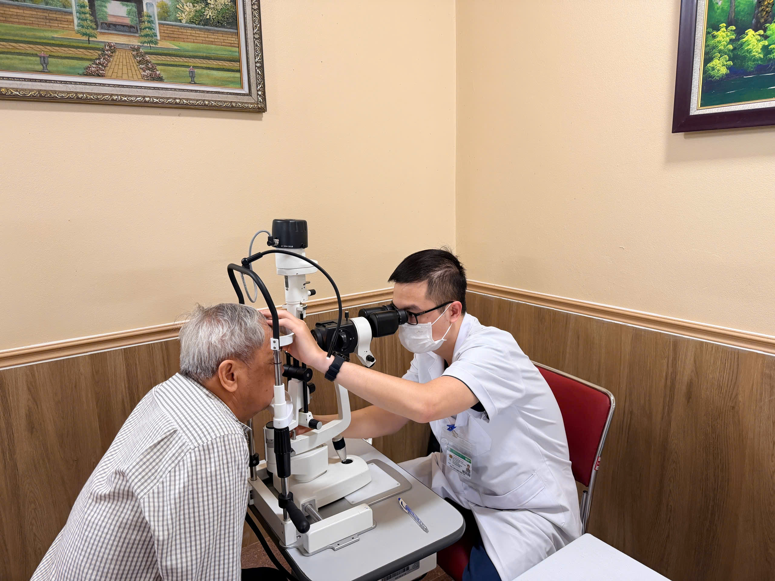 Mang dịch vụ y tế chất lượng miễn phí đến với người có công, gia đình chính sách tại Yên Bài- Ảnh 2.