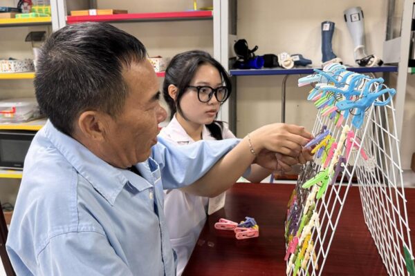 Những người thầy thuốc lặng lẽ níu giữ niềm vui tuổi già