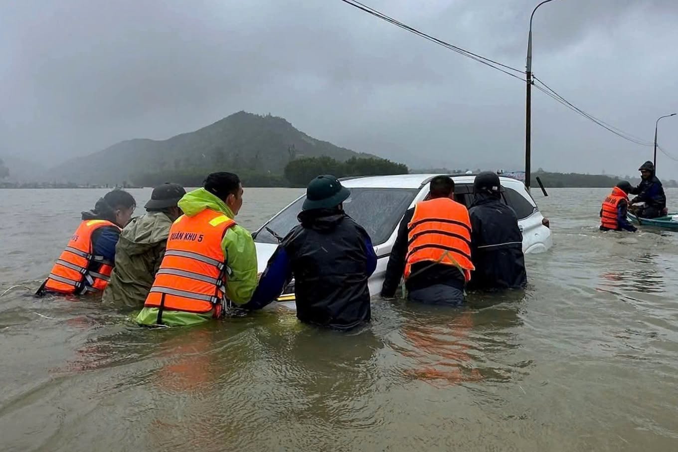 Hàng trăm hộ dân phải sơ tán do ngập lụt, hàng chục ngôi nhà tốc mái do mưa dông- Ảnh 2.