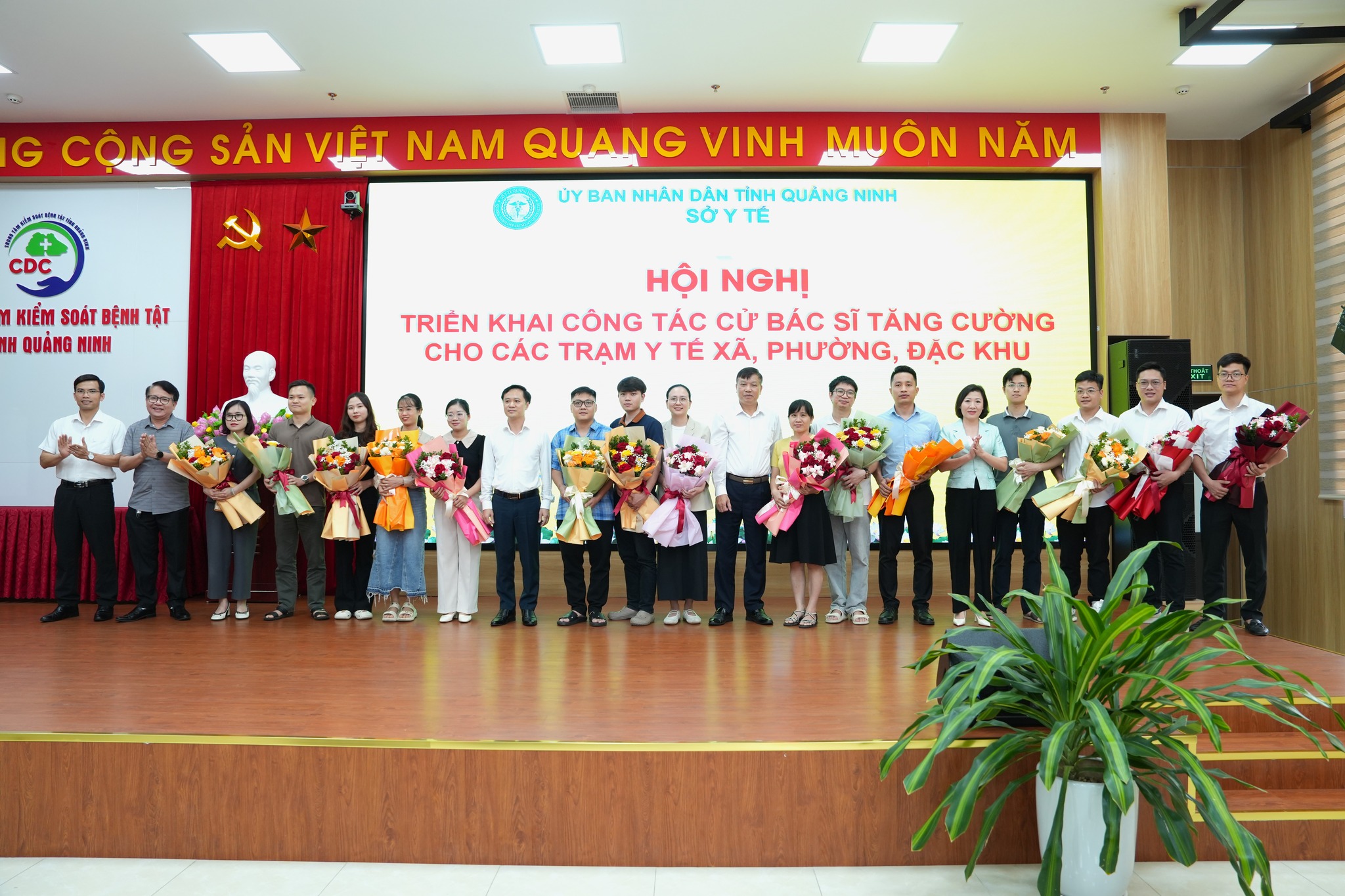 lanh-dao-so-y-te-tang-hoa-cac-bac-si-1779424074678641069656 Quảng Ninh cử 113 bác sĩ tăng cường cho 39 trạm y tế xã, phường, đặc khu- Ảnh 2.