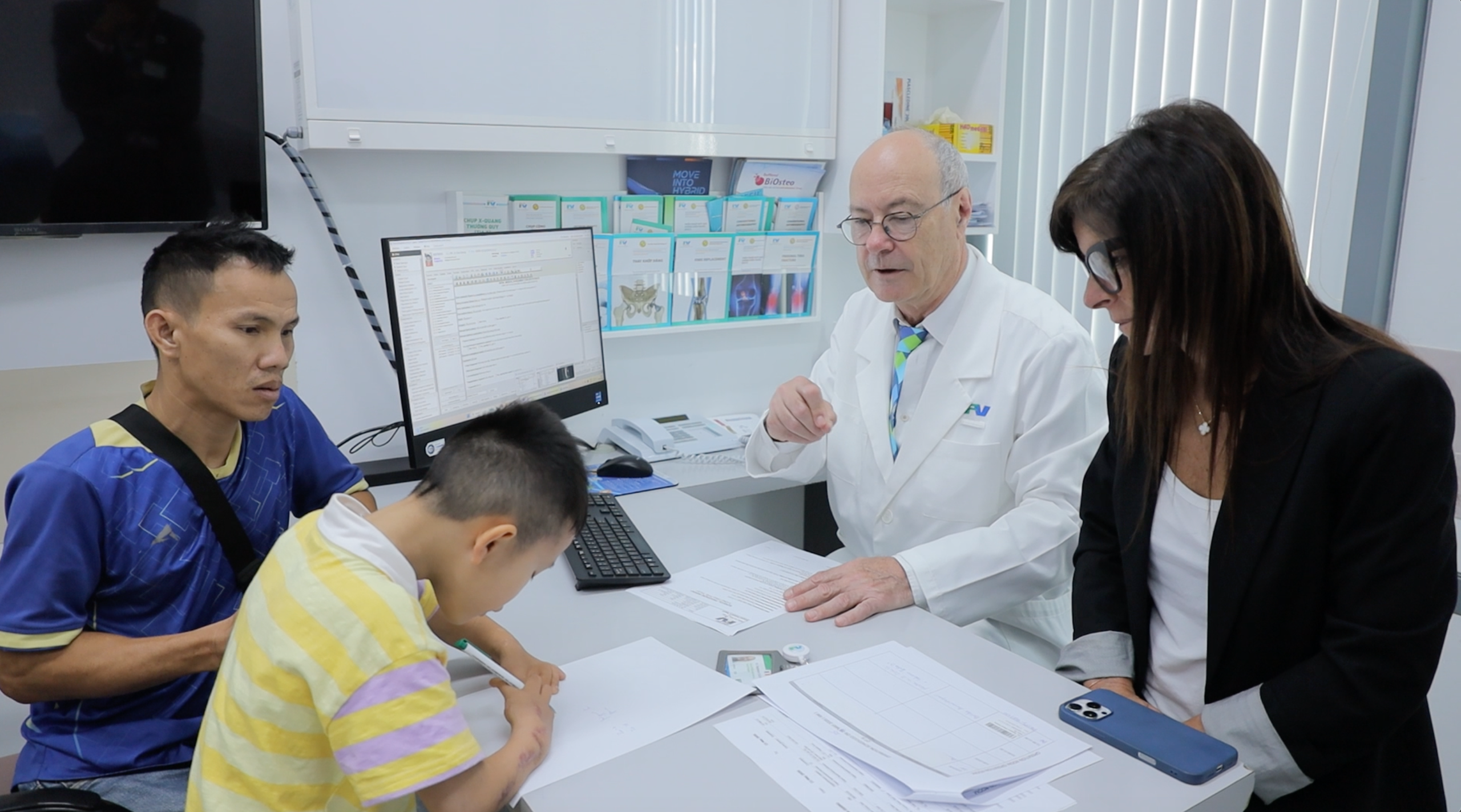 Cậu bé hát dân ca trong phòng mổ và hành trình hơn 10 năm đi tìm đôi tay lành lặn- Ảnh 2.
