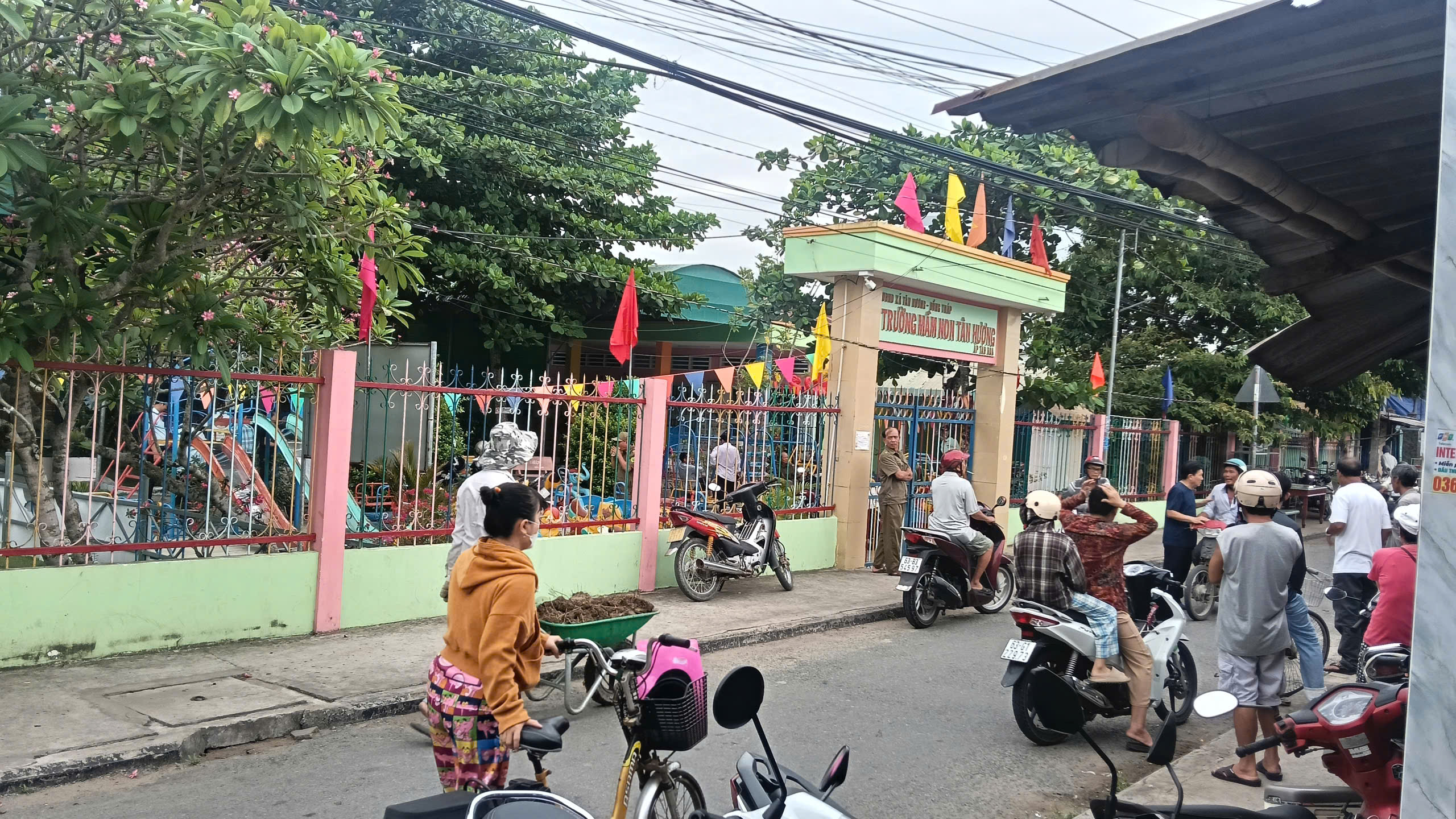 Bảo vệ trường mầm non tử vong trong sân trường, camera ghi lại diễn biến bất ngờ- Ảnh 1.