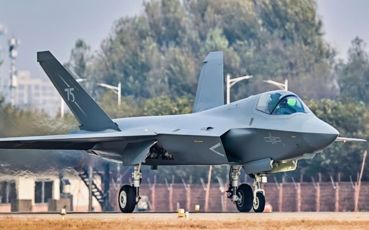 Tiêm kích tàng hình J-35 Trung Quốc xuất hiện với "chế độ quái thú"
