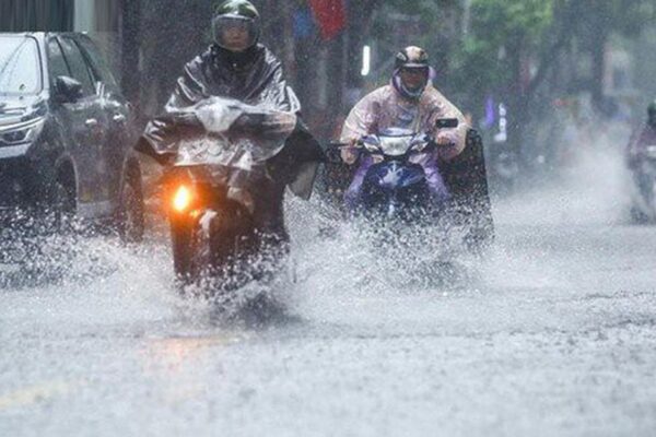 Cảnh báo tiếp diễn mưa dông mạnh kèm lốc sét ở miền Bắc