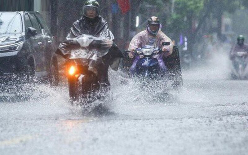 Cảnh báo tiếp diễn mưa dông mạnh kèm lốc sét ở miền Bắc