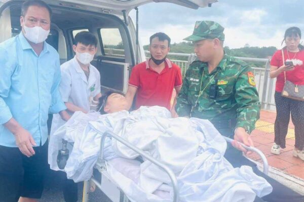 Mở ‘luồng xanh’ cho xe cứu thương đưa bệnh nhân sang Trung Quốc điều trị