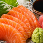 Vì sao ăn cá hồi sống luôn kèm wasabi, gừng hồng và tía tô? Sự thật ít người biết