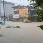Hàng trăm hộ dân phải sơ tán do ngập lụt, hàng chục ngôi nhà tốc mái do mưa dông