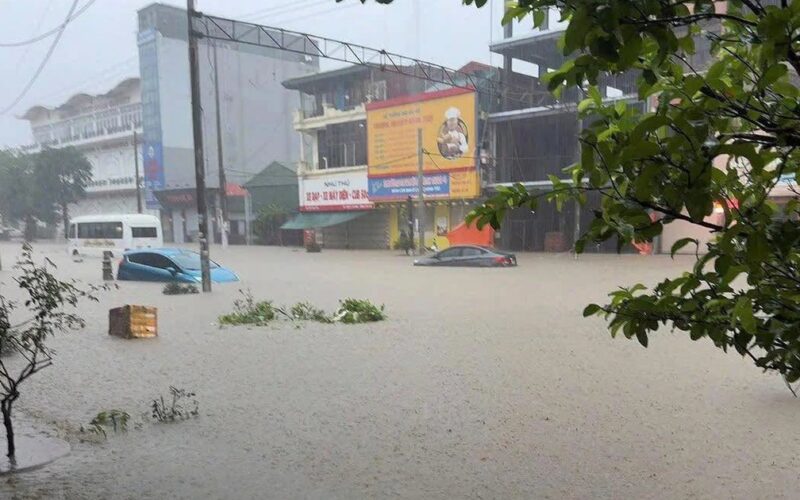 Hàng trăm hộ dân phải sơ tán do ngập lụt, hàng chục ngôi nhà tốc mái do mưa dông