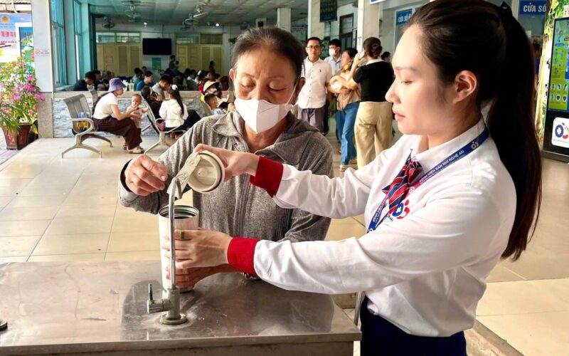 Nắng nóng hơn 40 độ C, bệnh viện tăng cường chống nóng cho người bệnh