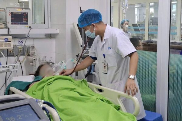 Làm việc giữa trời nắng gắt, nhiều người nhập viện cấp cứu vì sốc nhiệt