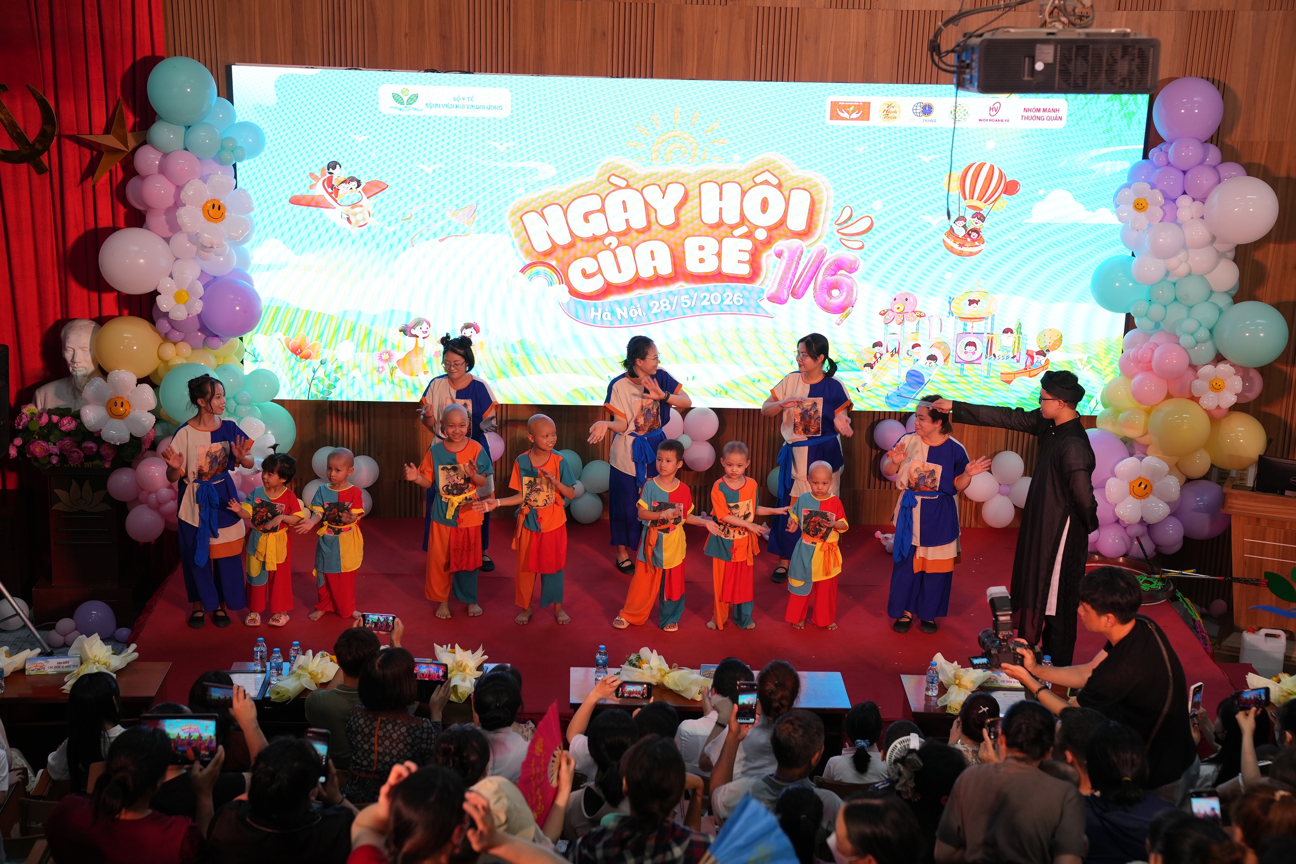 Mang Tết Thiếu nhi đủ đầy đến với những em nhỏ đang điều trị trong bệnh viện- Ảnh 2.