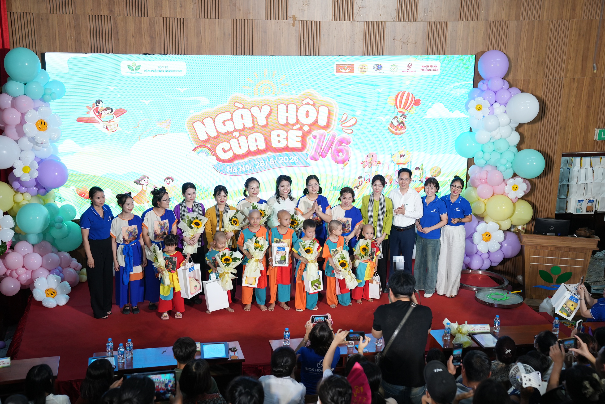 Mang Tết Thiếu nhi đủ đầy đến với những em nhỏ đang điều trị trong bệnh viện- Ảnh 3.