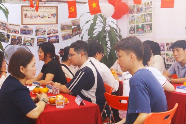 Hàng nghìn sinh viên hào hứng tìm kiếm cơ hội nghề nghiệp tại AJC Job Fair 2026