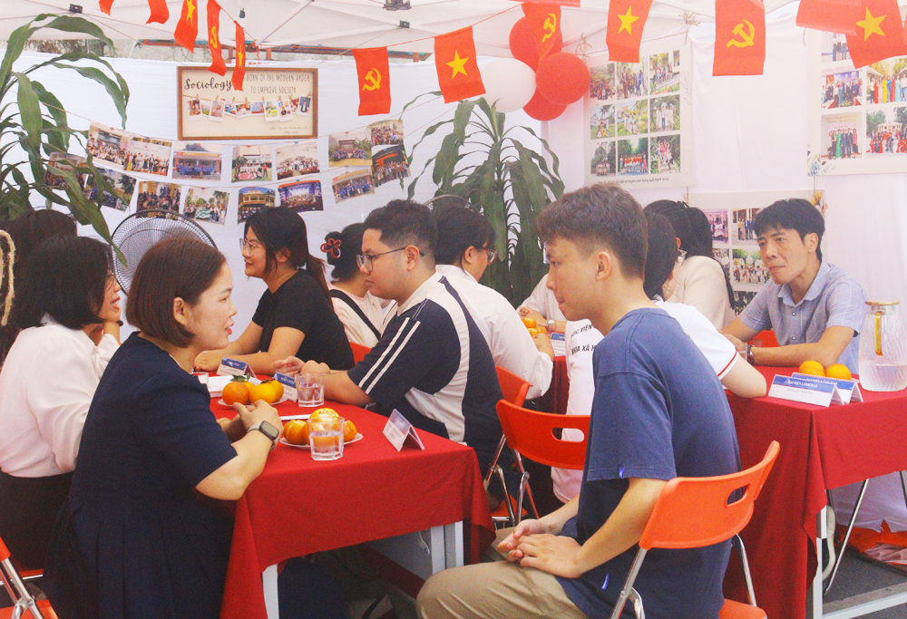 ngay-hoi-1-1778919909028772039720-1 Hàng nghìn sinh viên hào hứng tìm kiếm cơ hội nghề nghiệp tại AJC Job Fair 2026- Ảnh 2.