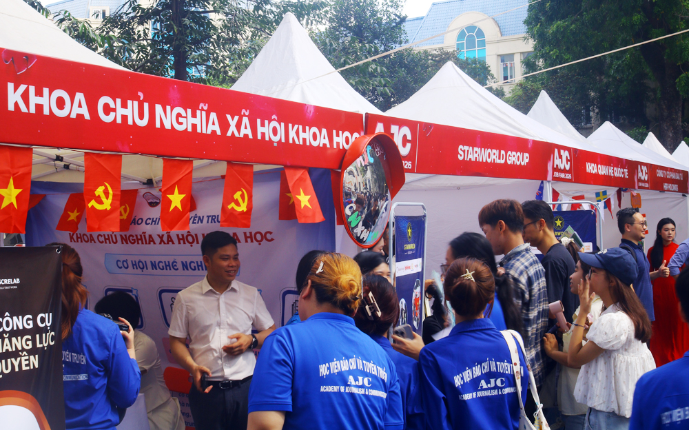 ngay-hoi-3-1778919959756981301540 Hàng nghìn sinh viên hào hứng tìm kiếm cơ hội nghề nghiệp tại AJC Job Fair 2026- Ảnh 3.